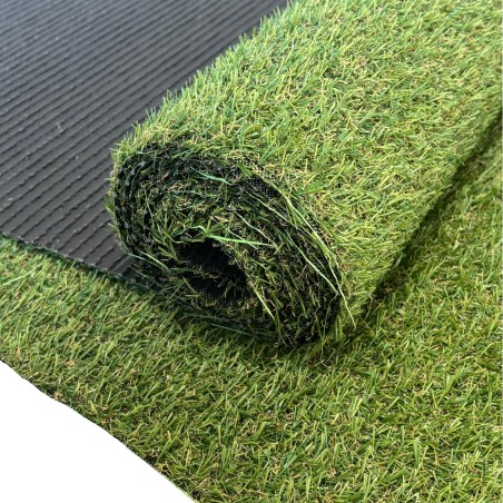 premium.jpg	Rolka gęstej sztucznej trawy ogrodowej w dwóch odcieniach zieleni, widoczne czarne podłoże drenażowe.